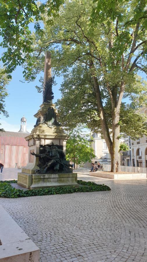 Chambres Poitiers Centre Ville - Salle de Bain, Réfrigérateur, TV et machine à café privatifs - Cuisine commune - Terrasse - Hôtel de ville à 200m Exterior foto